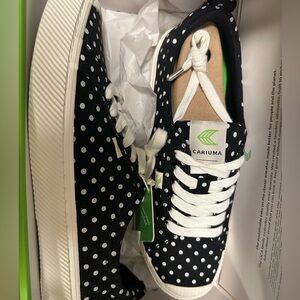 Cariuma polka dot canvas